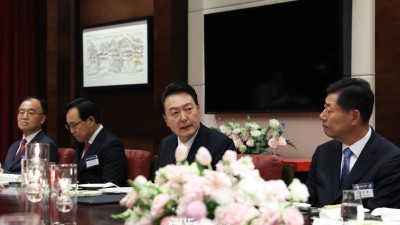 윤석열 대통령, 베트남 현지 진출 기업인 격려