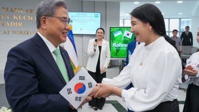 박진 외교장관, 우즈베키스탄 차세대 청년들과 소통