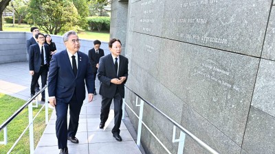 박진 장관, 부산유엔기념공원 방문